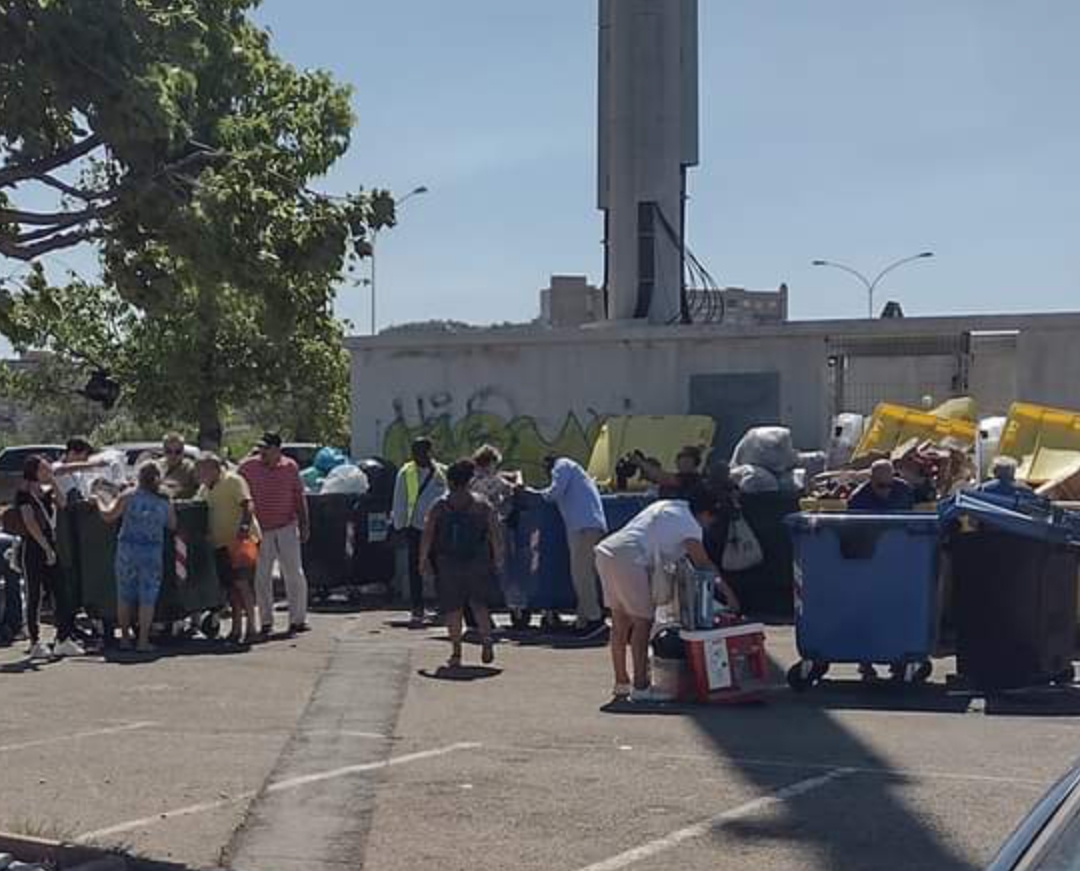 Cagliari, guerra infinita di disperati e furbetti al mercatino: “Frugano nei cassonetti per prendere libri e vestiti”