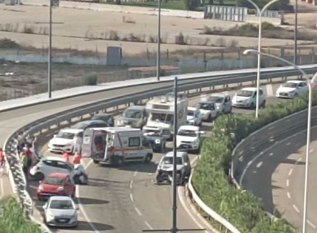 Cagliari, auto contromano e schianto pauroso in viale Ferrara: 3 feriti all’ospedale