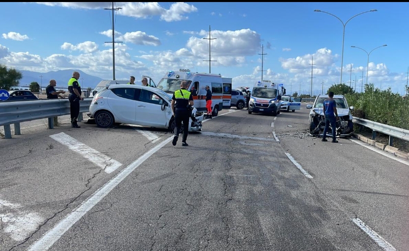 Cagliari, sciacallo in azione nell’incidente di viale Ferrara: rubata la borsetta di una donna ferita