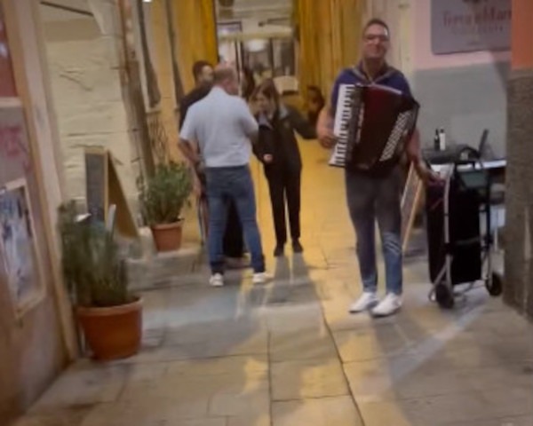 Cagliari, musicista di strada cacciato dai residenti alla Marina: “Tutte le sere così, ora basta”