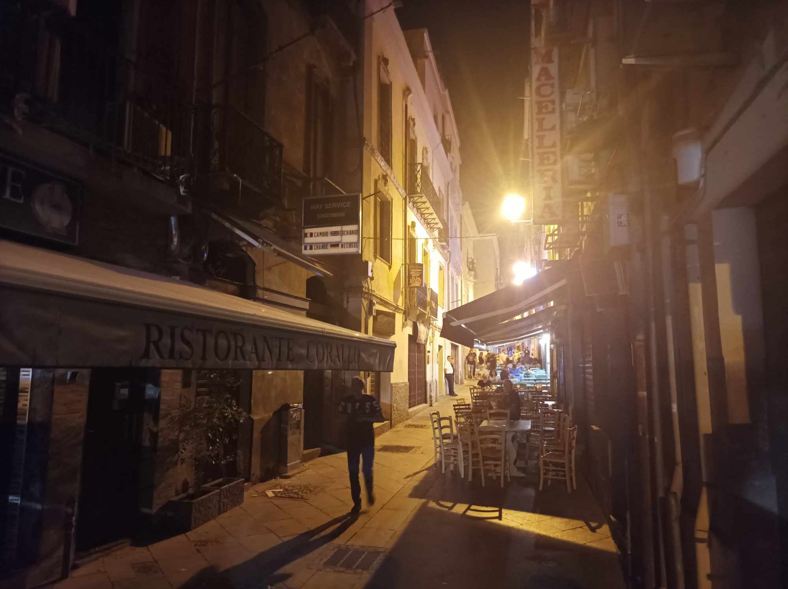 Cagliari, l’sos dei ristoratori: “Multe del Comune e guerra coi residenti, gli imprenditori scappano e la Marina muore”