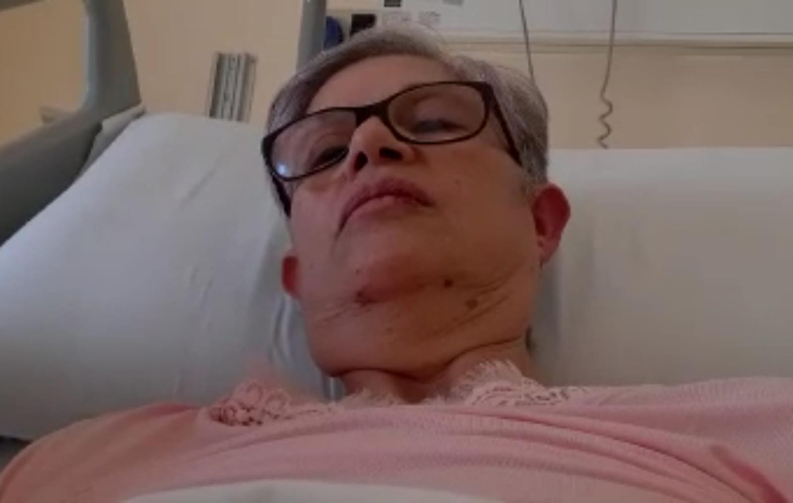 Monserrato, la denuncia: “Abbandonata senza essere cambiata in un letto del Policlinico per 17 ore”