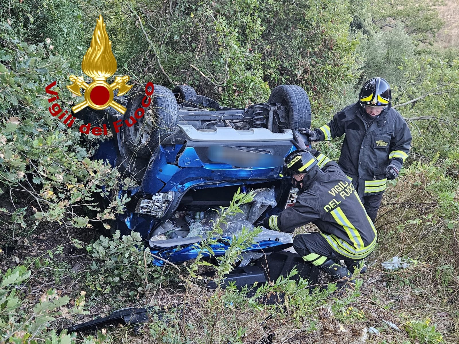 Vola in una scarpata con l’auto per 30 metri, si salva un 61enne in Sardegna