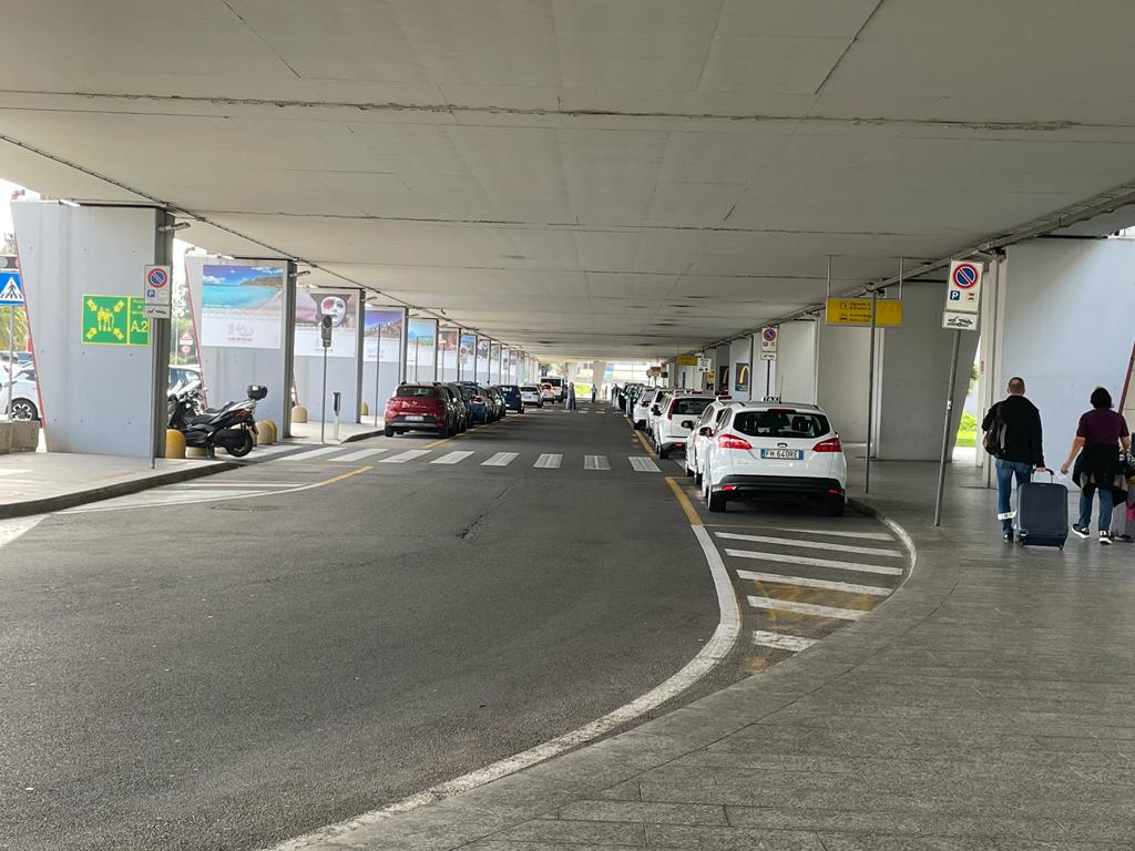 Taxi fantasma a Cagliari, nessuna vettura disponibile per andare all’aeroporto di Elmas