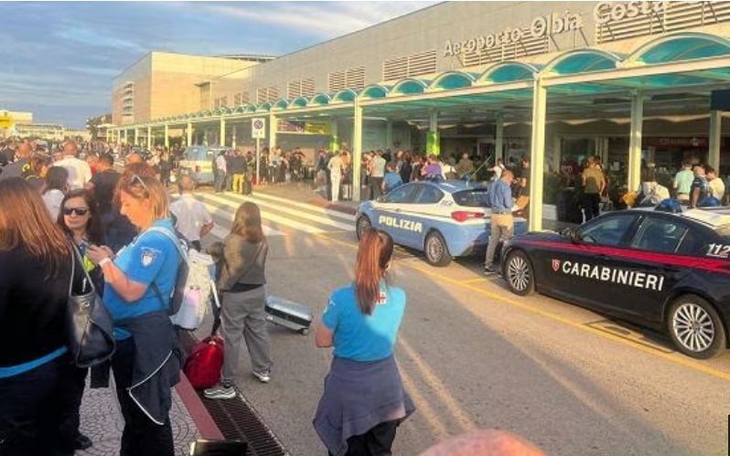 Paura in Sardegna per una bomba in aeroporto a Olbia: scalo evacuato, poi il cessato allarme