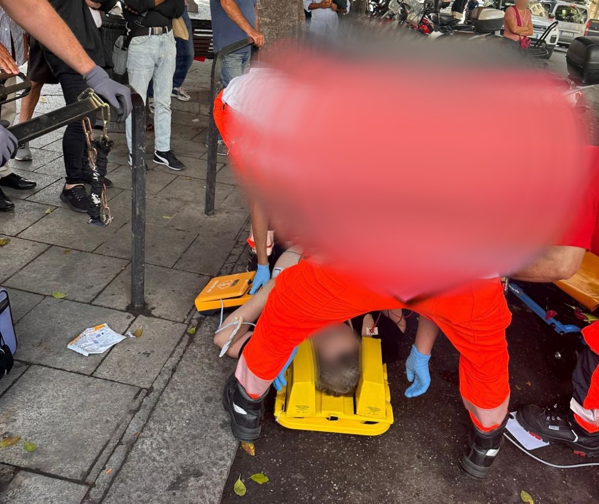 Cagliari, malore in piazza Yenne: sessantenne salvata grazie al defibrillatore appena donato alla città