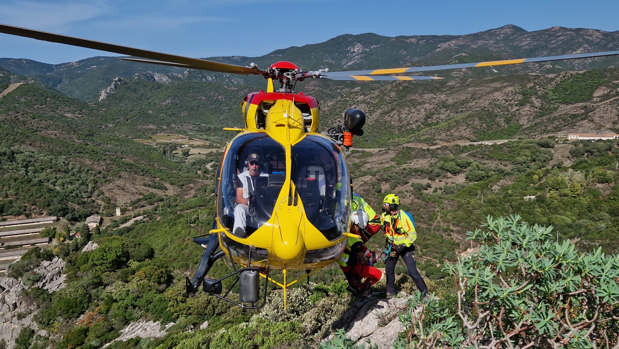 Cinque alpinisti travolti da un masso a Oliena: soccorsi con l’elicottero e portati all’ospedale