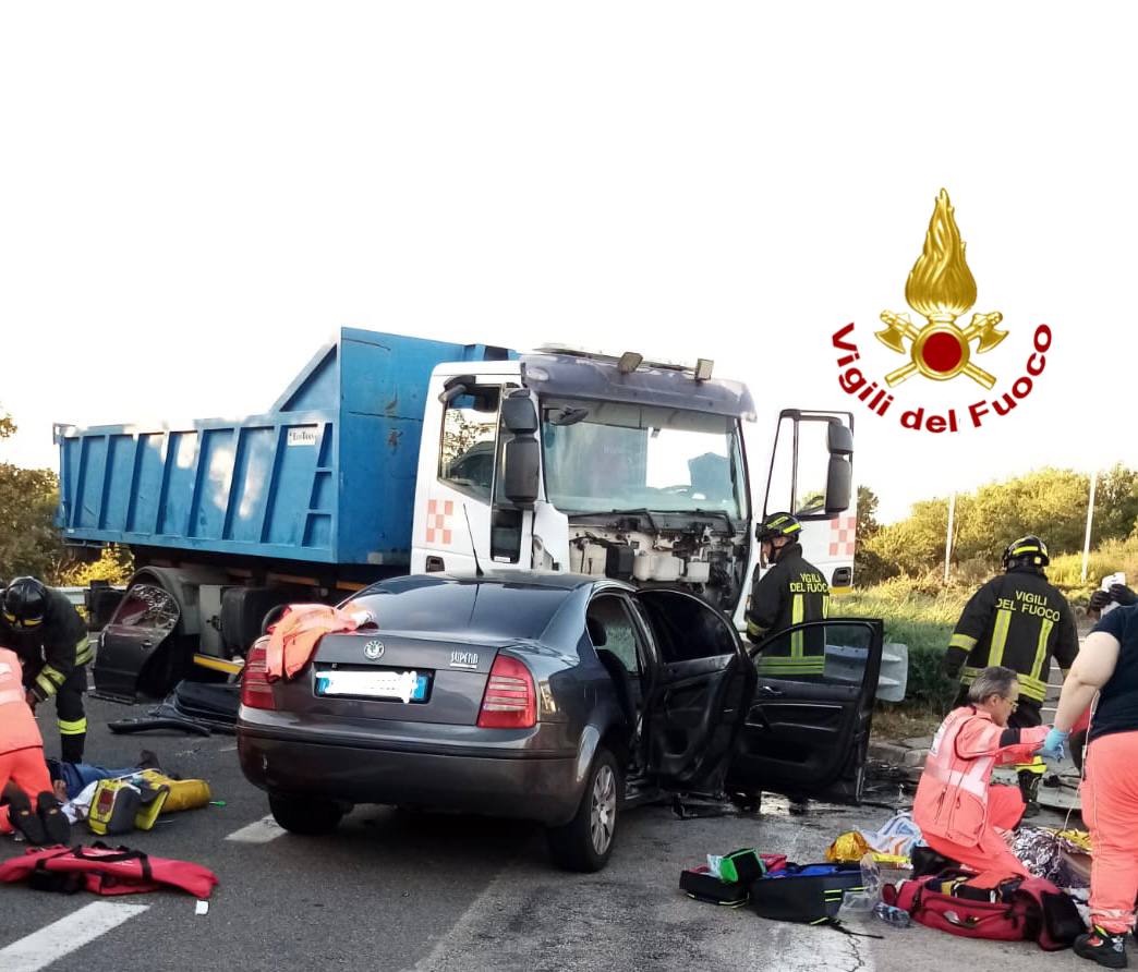 Tragedia a Mamoiada, scontro frontale tra auto e camion sulla statale: un morto e donna ferita