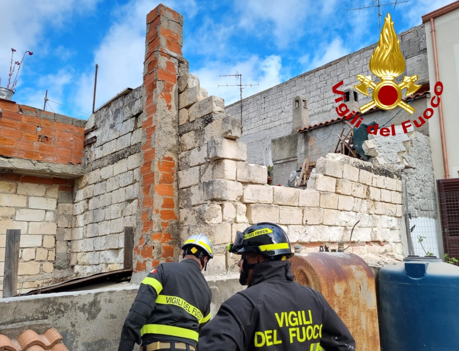 Crolla la scala esterna, si salvano a Ossi due ragazzine di 14 e 16 anni e il loro cane