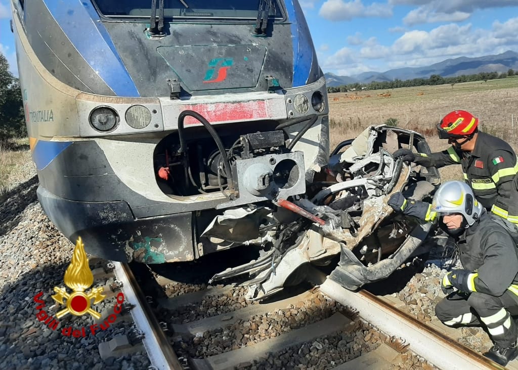 Auto travolta dal treno in corsa da Carbonia a Cagliari, illesi conducente e passeggeri