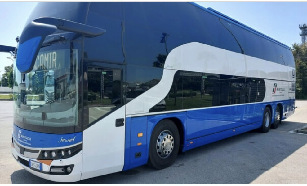 Fumo sull’autobus, l’autista fa scendere i 50 ragazzi a bordo