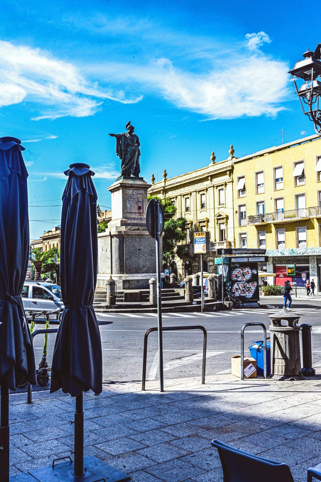 Claudio Felice ha restituito lo scettro a Carlo Felice: via i vessilli per Ranieri in piazza Yenne