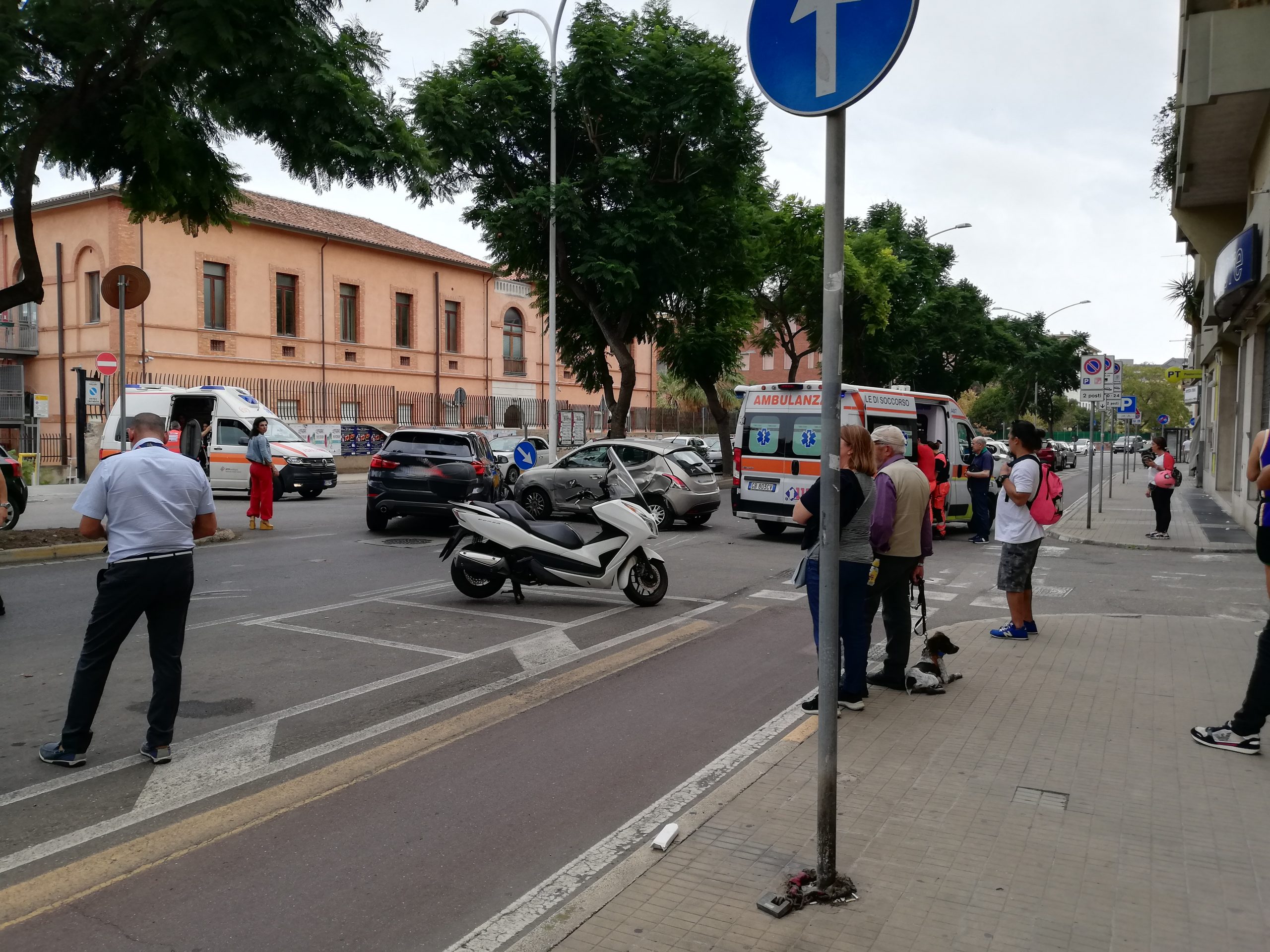 Schianto tra Bmw e Lancia in via Liguria a Cagliari: traffico nel caos e feriti