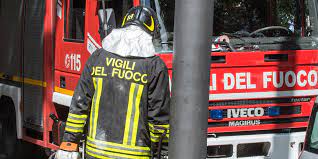 Tragedia sfiorata a Macomer: crolla il cornicione della scuola mentre i ragazzi giocano in piazza