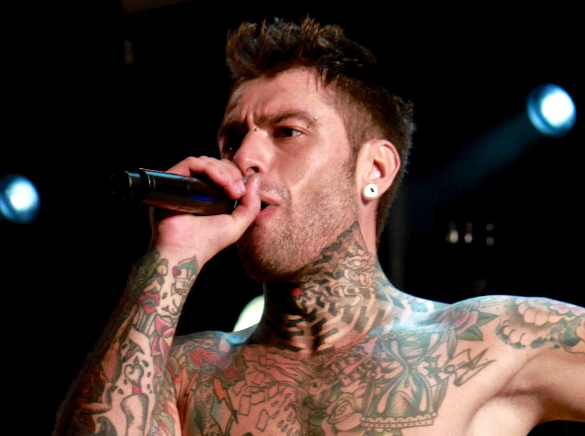 Fedez di nuovo in sala operatoria, operato d’urgenza per altre emorragie: “E’ debole e stremato”