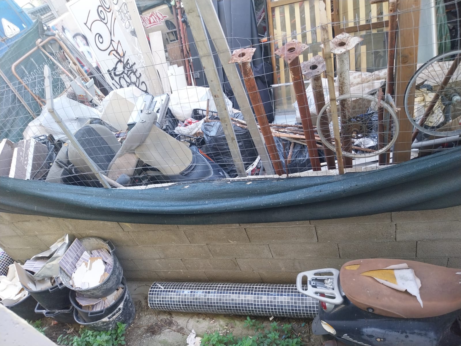 Cagliari, montagne di rifiuti davanti alla finestra: “Così mio figlio disabile grave rischia di ammalarsi”