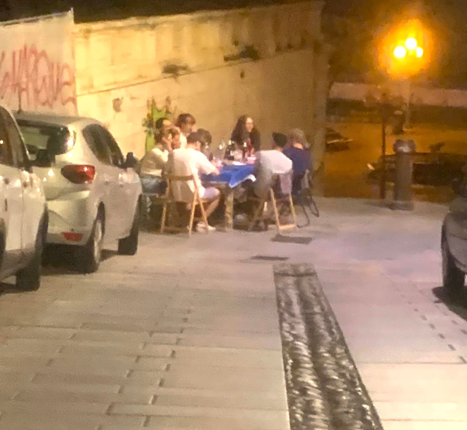 Cagliari, movida fai da te a Castello: turisti piazzano tavolo e sedie e cenano accanto al Bastione