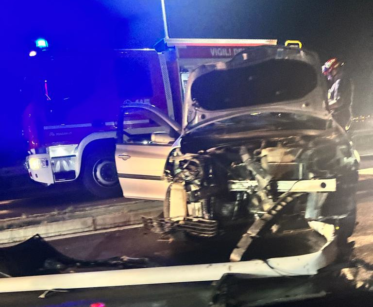 Auto si schianta contro un palo nel lungomare Poetto a Cagliari, due feriti all’ospedale