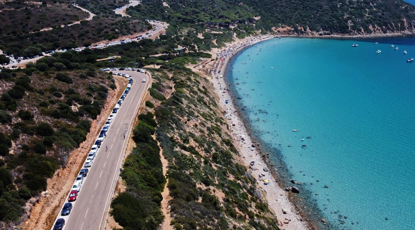 Quartu, troppi bagnanti e auto parcheggiate tra colline e sterrati: “Mari Pintau sarà a numero chiuso”