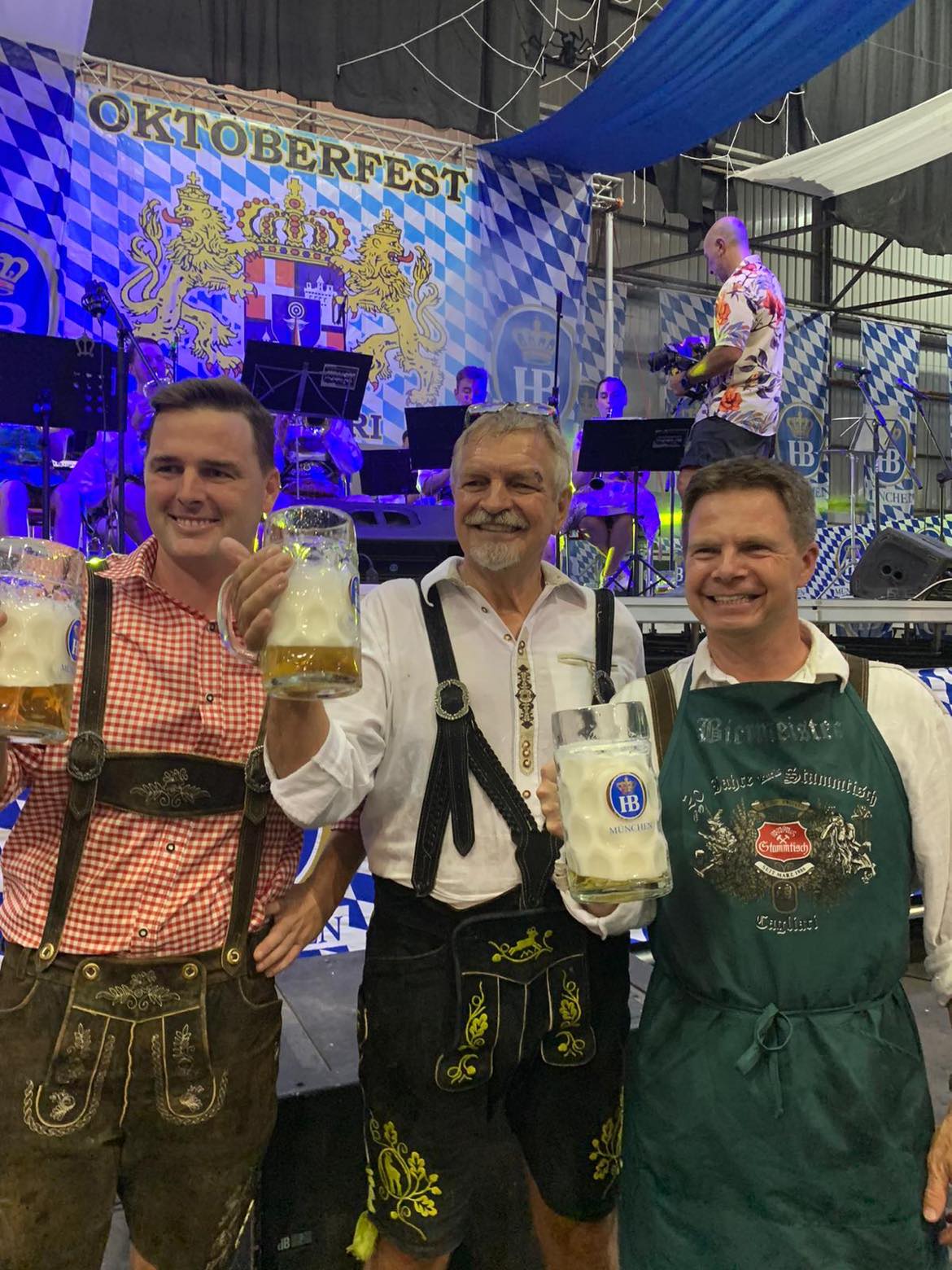 Migliaia di cagliaritani ballano e cantano alla Fiera nella trascinante Oktoberfest nata con Karl Heinz (VIDEO)