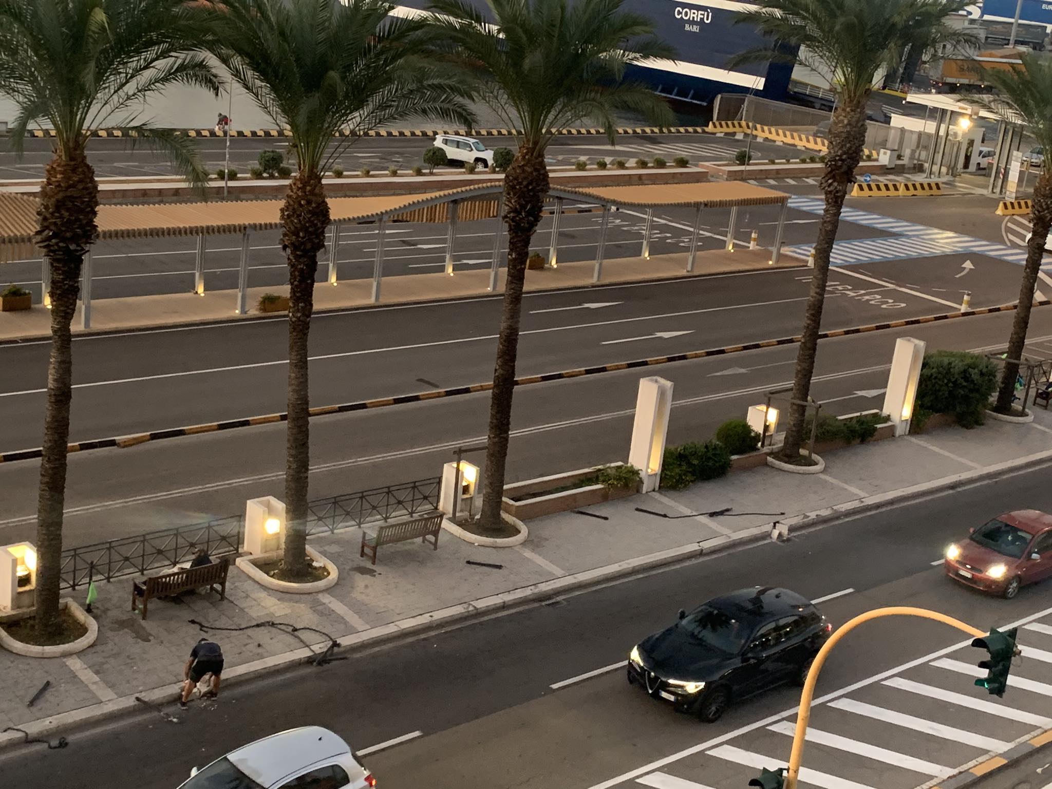 Cagliari, abbatte i paletti e spacca il marciapiede: “Automobilista in fuga dopo l’incidente”