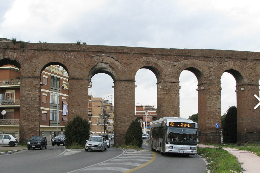 Bambino di 12 anni si butta dal terrazzo di casa sua dopo un rimprovero per i compiti e muore