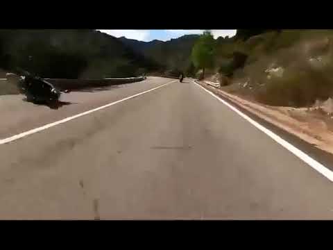 San Vito, il VIDEO del motociclista che si schianta sul guard rail: è vivo per miracolo