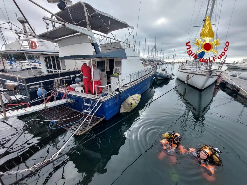 Cagliari, una barca rischia di affondare a Su Siccu: intervento decisivo dei vigili del fuoco