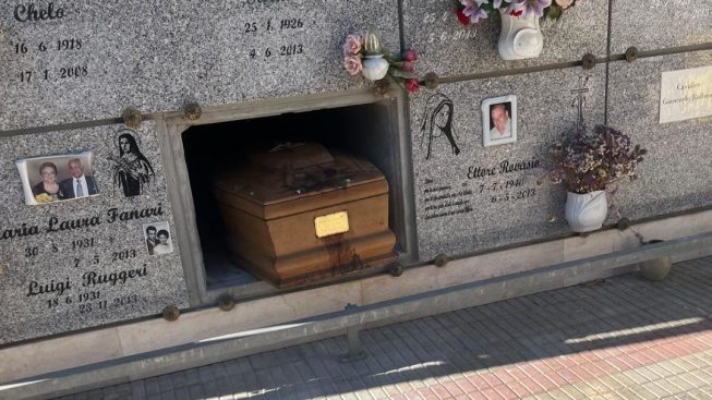 Bara fuori dal loculo a Cagliari, arriva la legnata: “5 dipendenti multati perché non l’hanno coperta”