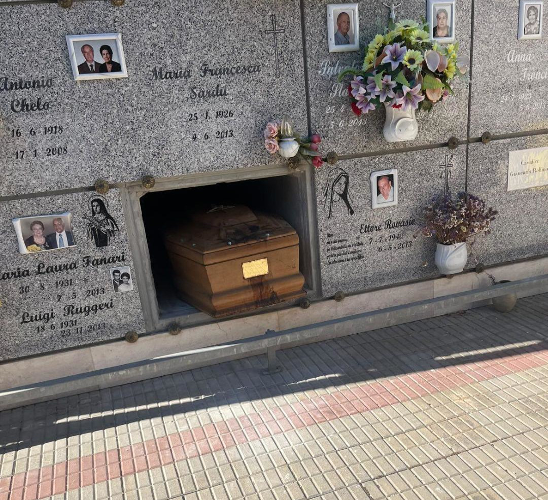 Cagliari, degrado immenso al cimitero di San Michele: “Ci sono anche bare che spuntano dai loculi”