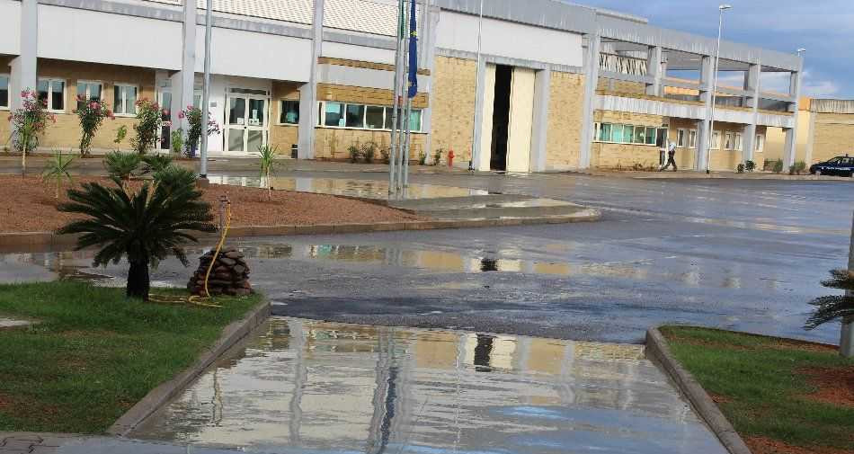 Uta, i parenti non vogliono sentirlo al telefono: detenuto si arrabbia e picchia il responsabile della sorveglianza