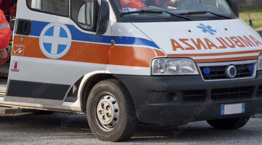 Un tir tampona un furgoncino di turisti, un morto e 9 feriti