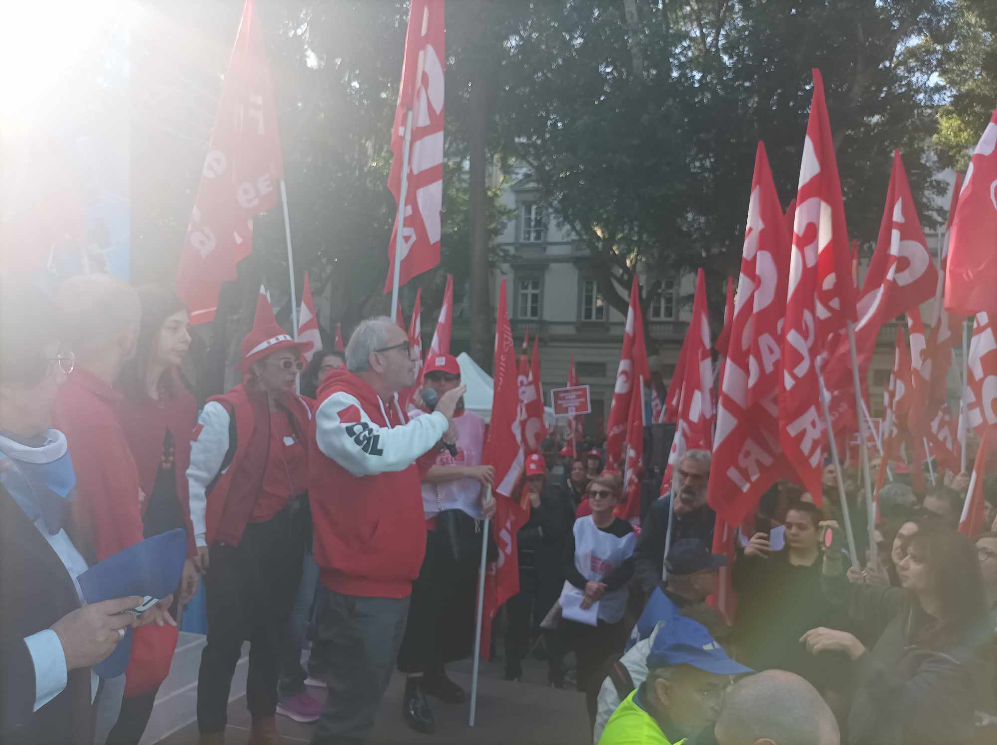 Cagliari, 1500 in piazza contro il governo Meloni: “Pensionati e lavoratori penalizzati, meno soldi per loro”