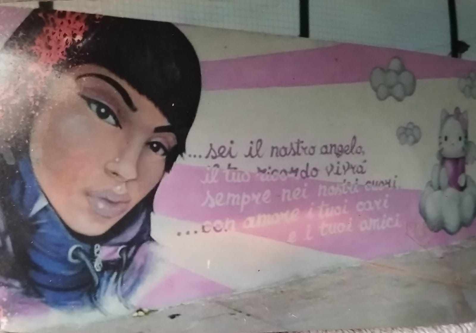 Quartu, l’oltraggio: “Il murale di mia sorella morta a 14 anni pasticciato e cancellato”