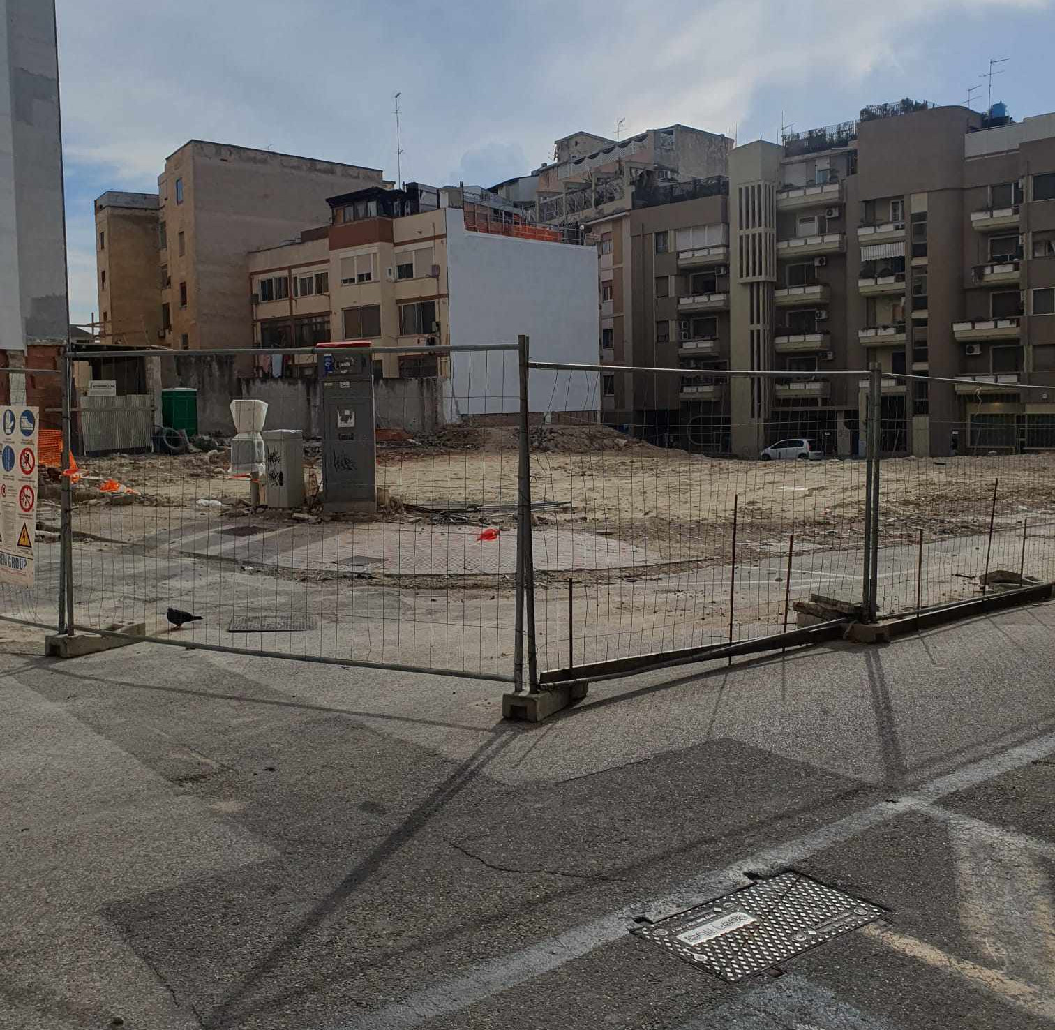 Cagliari, il cantiere di via Rossini è fermo: “Rione senza parcheggi e coi topi tra le macerie”