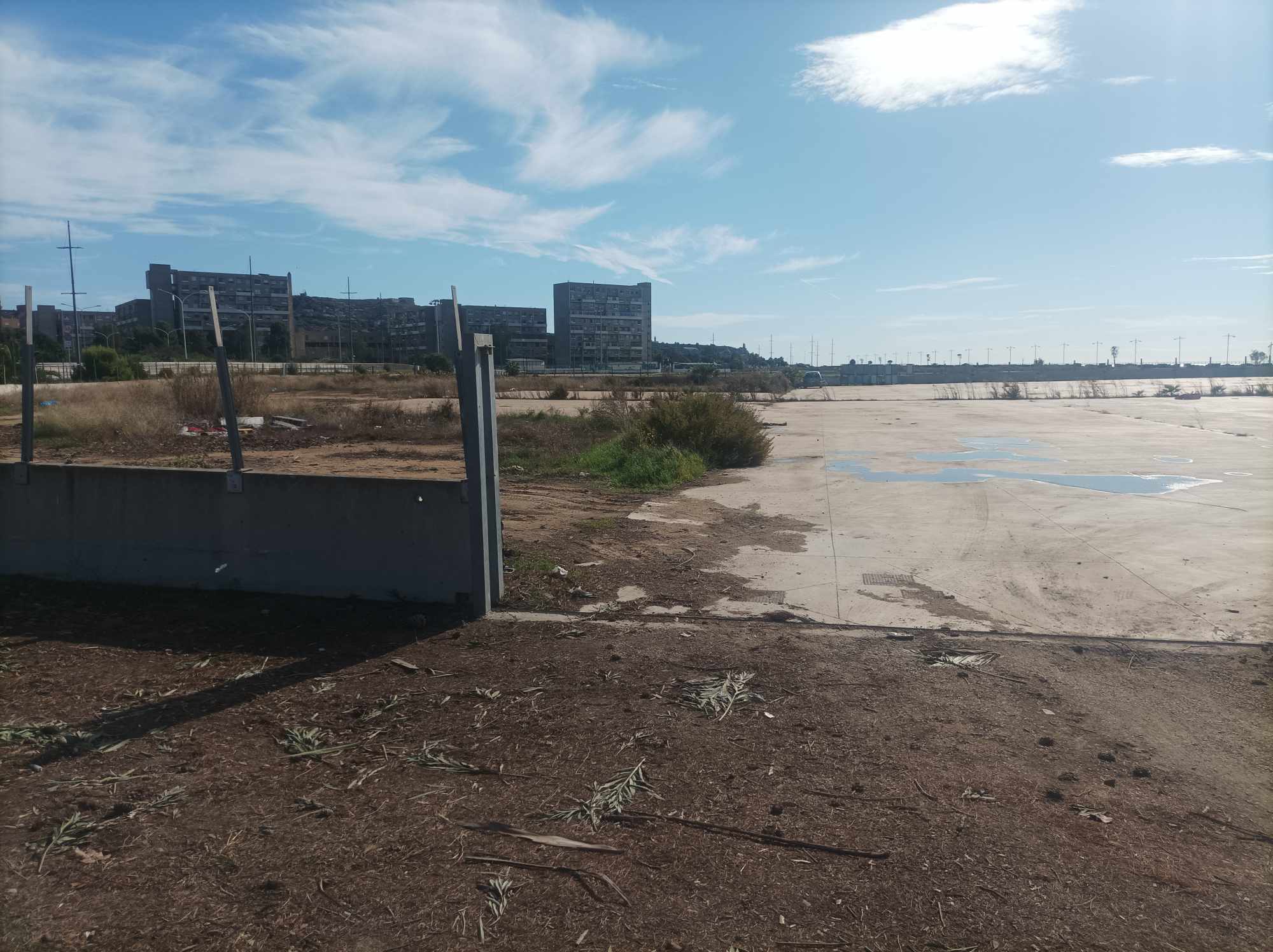 Cagliari, l’Arena immersa nel degrado: a Sant’Elia rifiuti e sbandati al posto dei big della musica