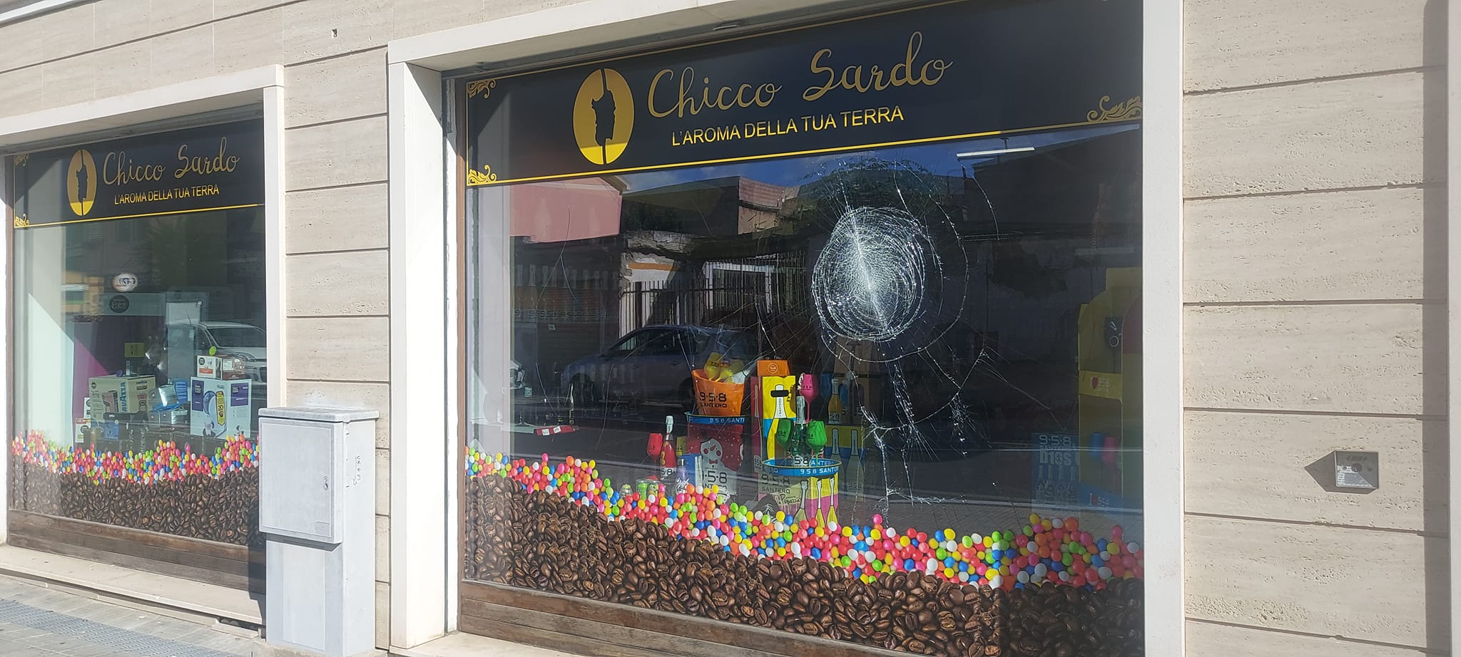Vandali scatenati a Decimomannu, vetrine prese a sassate in centro: “Non è la prima volta”