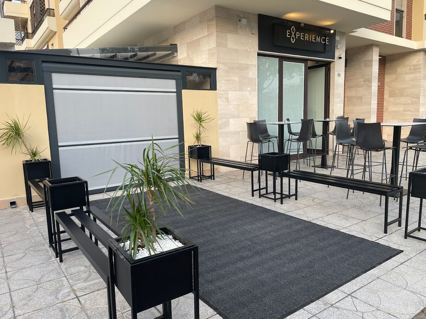 Cagliari, ladro solitario scatenato tra viale Poetto e San Bartolomeo: svaligiati ristoranti e bar