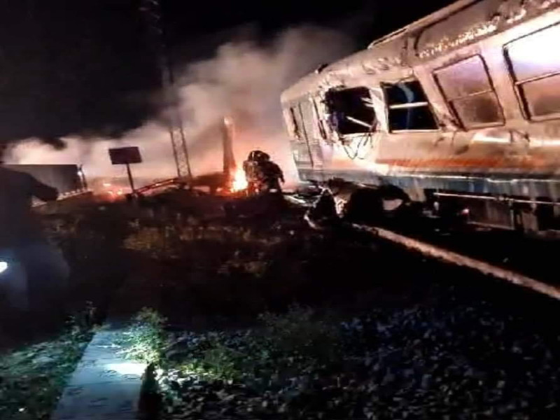 Gravissimo incidente ferroviario a Corigliano-Rossano: un treno travolge un camion, due morti