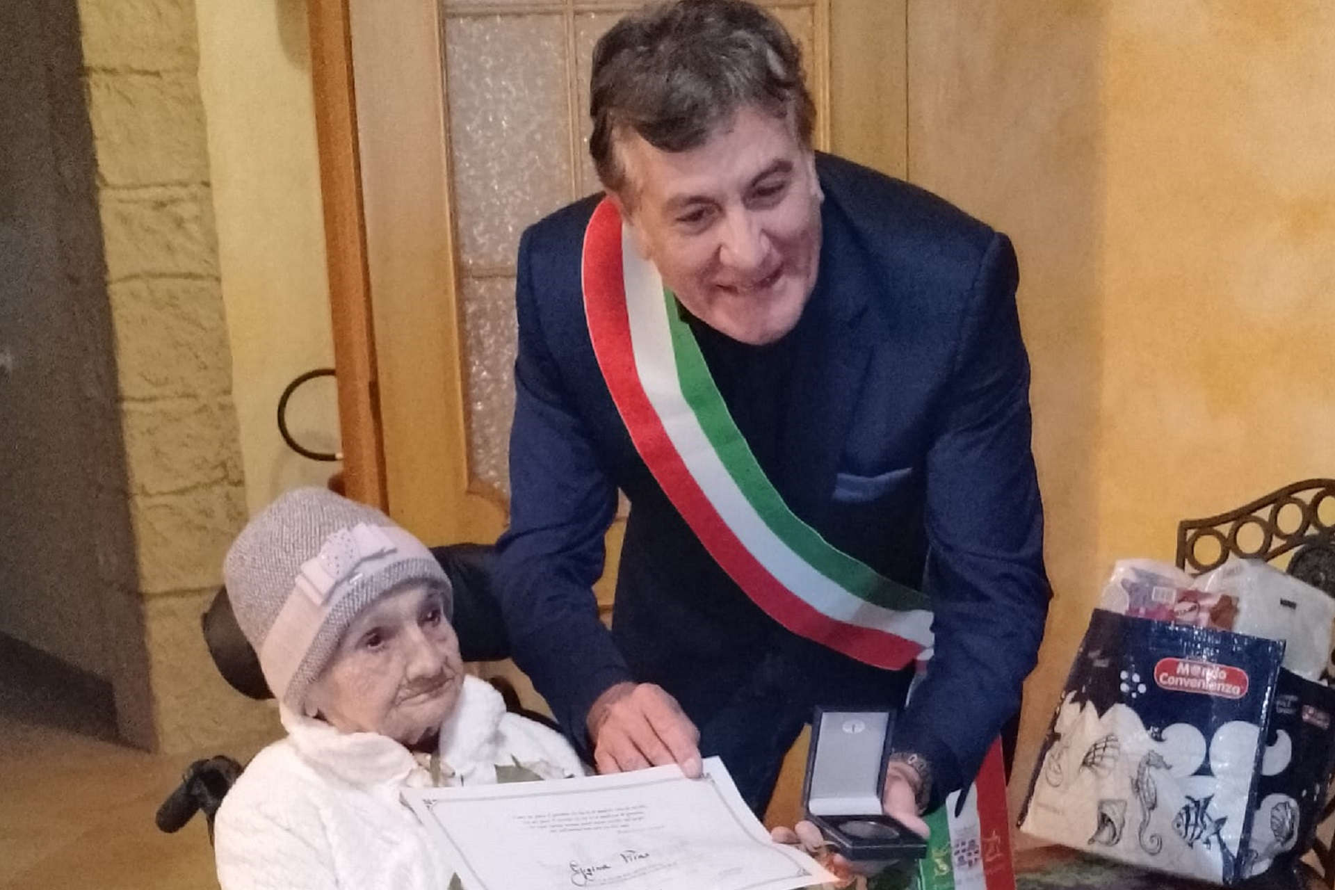 Grande festa a Cagliari per i 102 anni di Gigina Piras: “Ha tirato su 7 figli col suo lavoro”