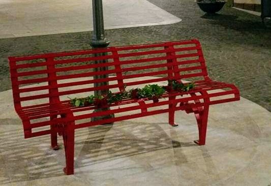 Monserrato, fiori alla panchina rossa contro la violenza sulle donne