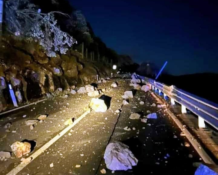 Paura a Urzulei, frana sulla Statale 125: i massi invadono tutta la strada