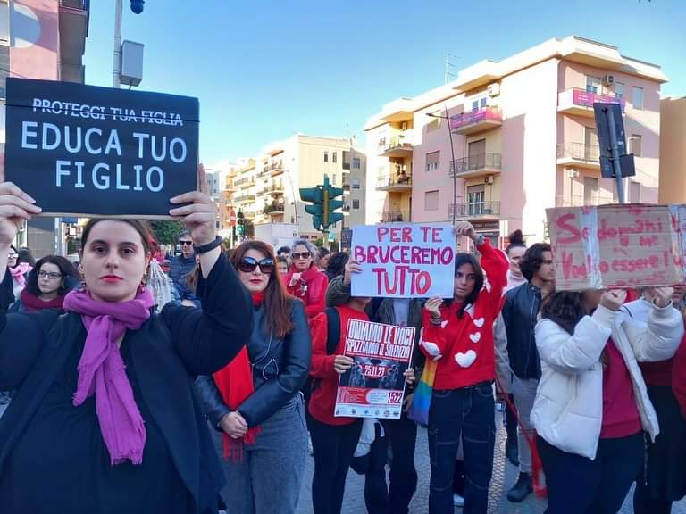 Quartu, folla al flash mob contro la violenza sulle donne: marcia e slogan da viale Marconi al Poetto