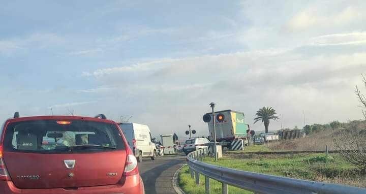Mandas, transita lungo i binari con le sbarre che si abbassano: scatta il sistema di sicurezza, traffico in tilt