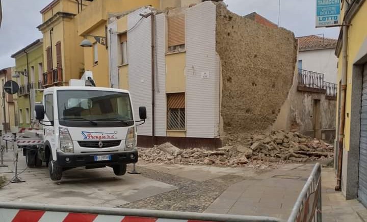 San Gavino, struttura rischia di cedere: sgomberate le abitazioni adiacenti, avviata la demolizione