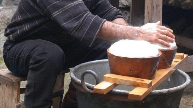 Il sapore della Sardegna si scopre a tavola: formaggi e vini tipici per spuntini e cene informali