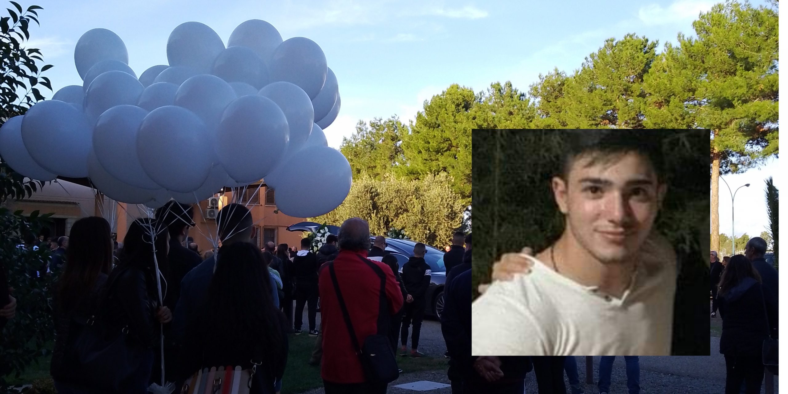 A Serramanna tanti palloncini bianchi per salutare Cristian, don Mostallino: “Ragazzi, la vita è un cristallo”