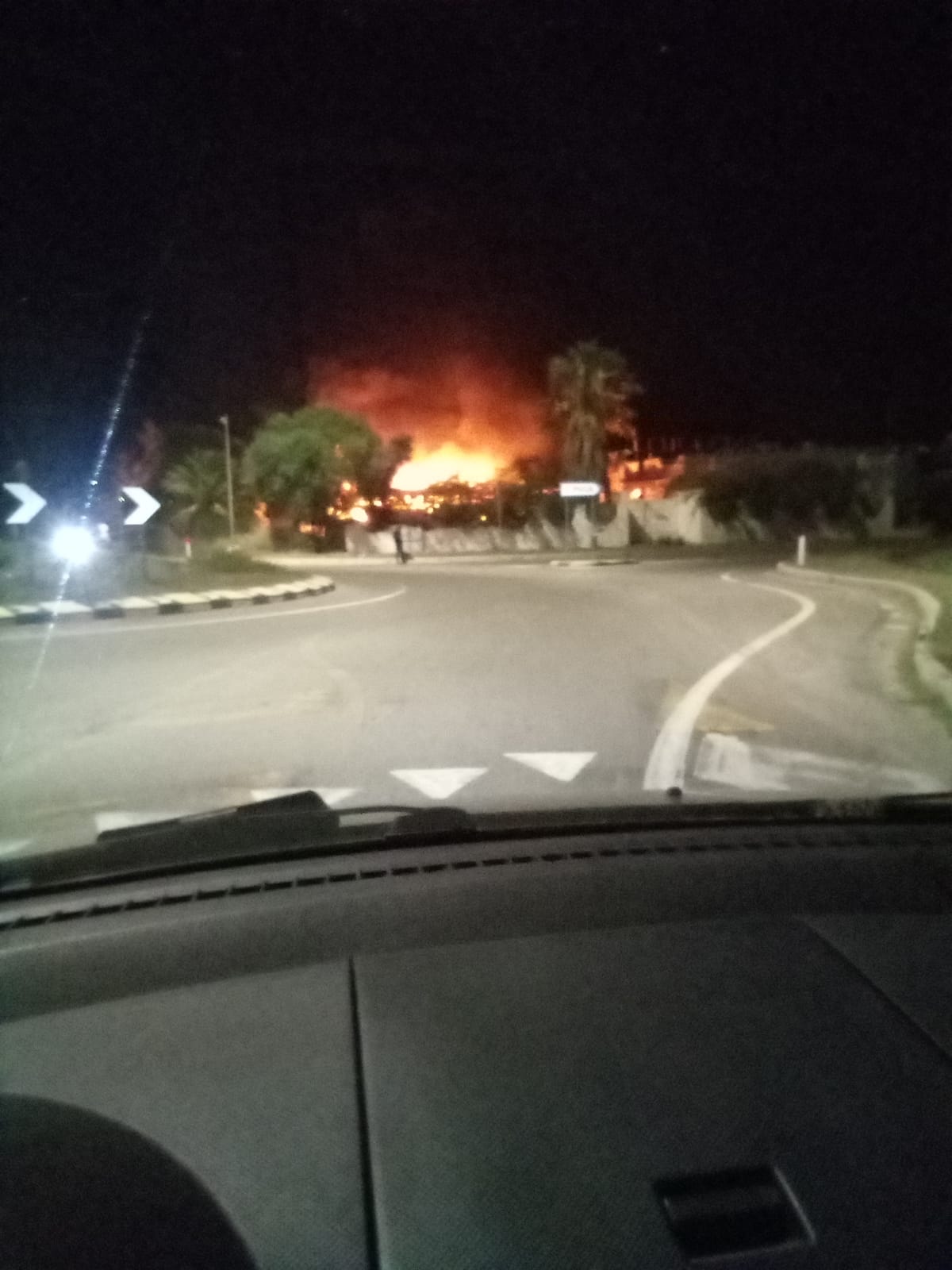 Pula, fiamme nella notte all’ex Pirata: il fuoco devasta il gazebo della storica pizzeria