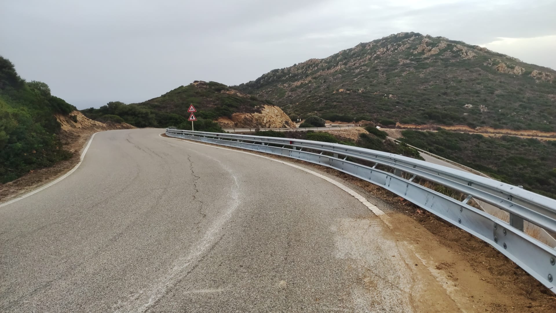 Solanas, nell’ultimo tornante della litoranea il primo guardrail salvamotociclisti: “Con via di fuga inclusa”
