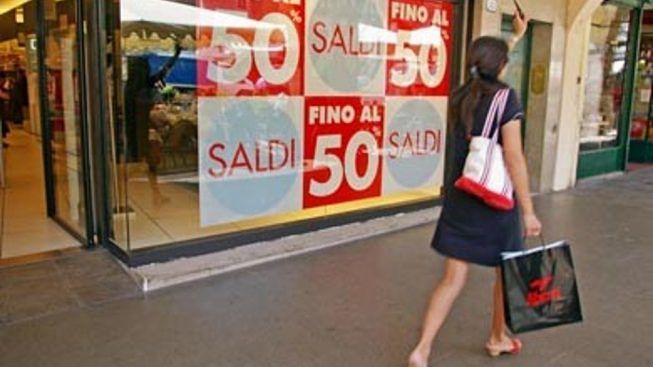 Ottobre caldo in Sardegna, ko gli acquisti dell’abbigliamento invernale: “Spostiamo i saldi a febbraio”